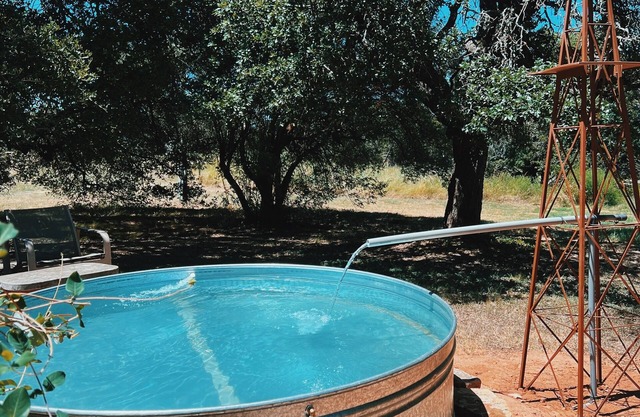 Secluded getaway, 2BR, near Fossil Rim, 900 acres, hiking, farm animals