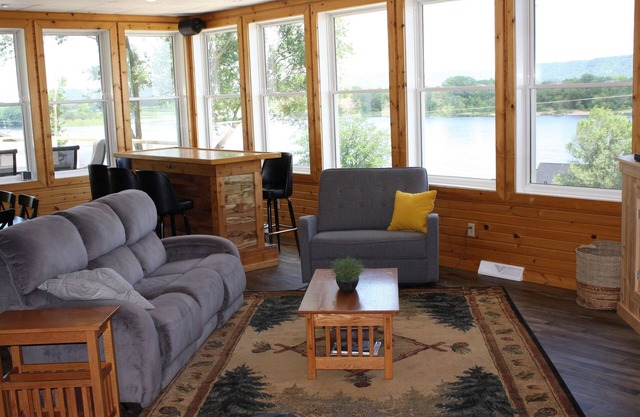 Secluded Home - Views of Mississippi River remote location 15 min from La Crosse