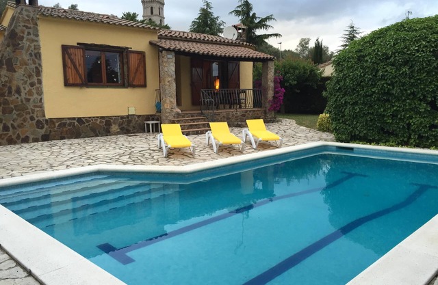 Secluded house with pool, barbecue and garden 10min. of the beach. Ideal families
