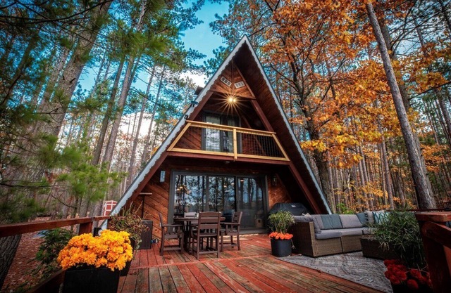 Secluded LakeFront A-frame w/Hot Tub- Veaux Pines