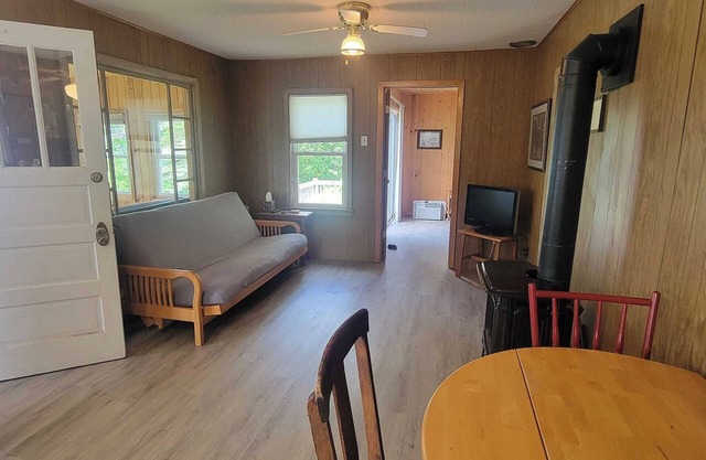 Secluded lakeside cabin, rustic charm, sleeps 6, 700' lakeshore, 10 acres