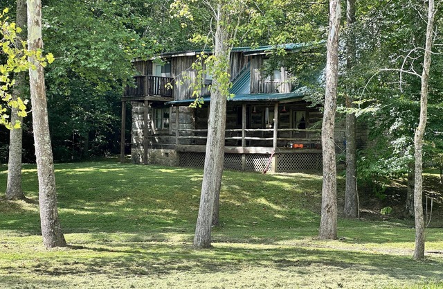Secluded Large Group Authentic Cabin with fishing, a hot tub and wi-fi