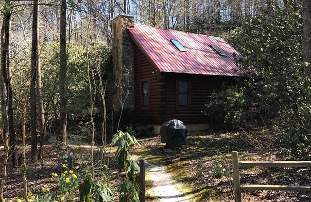Secluded Log Cabin on creek; near Helen, Anna Ruby Falls and Unicoi