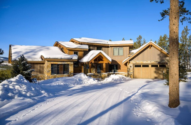 Secluded Luxury at Pole Creek Lodge | No Neighbors in Sight | Relax Under The Stars