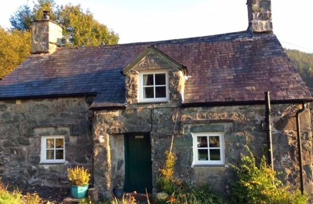 Secluded Mountain Stay - Stunning Views of Eryri