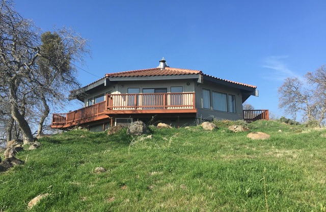 Secluded mountain getaway with amazing views - pet friendly