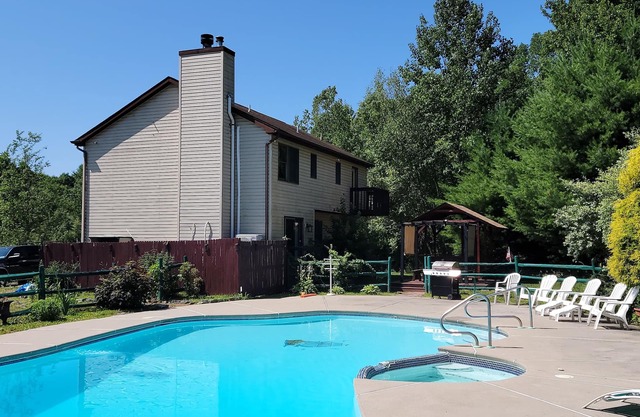 Secluded, Private Pool. Steam/Sauna. Hot Tub. WiFi. Pool Table
