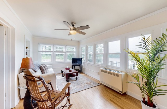 Secluded, romantic cottage with stunning views of the Hudson River