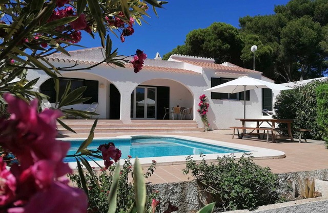 Secluded, spacious, tree lined villa in Binibeca Nou, private pool, wifi, aircon