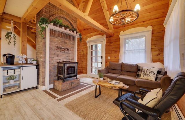 Secluded Storybook Log Cabin - Honesdale, PA