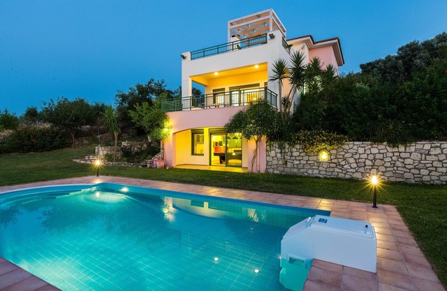 Secluded Villa w/Private Pool, Children Play Area, Pool table, BBQ & Sea Views