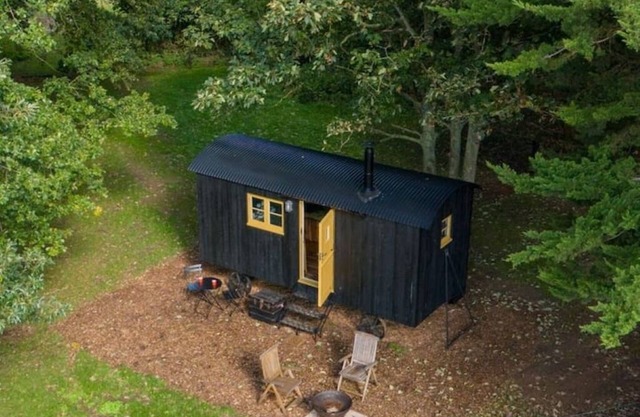 Secret Paddock, Secluded Hut