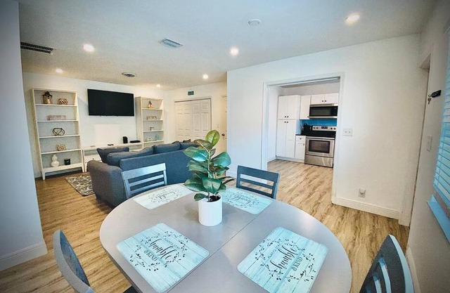Secret Serenity! Roomy! Pool! 5 min from Beach!