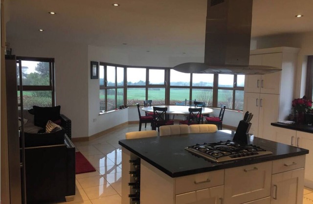 Secure detached country living, large enclosed garden, pet friendly, pool table