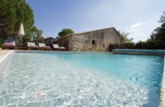 Secure private heated pool, games room, view. Walk to historic town, restaurants