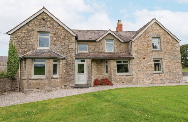 SEGRWYD UCHAF, family friendly, character holiday cottage in Denbigh