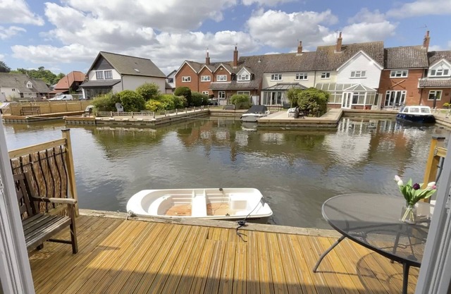 Self Catering 3 Bedroom Sunset Haven In Wroxham, Norfolk, Norfolk Broads, Eng