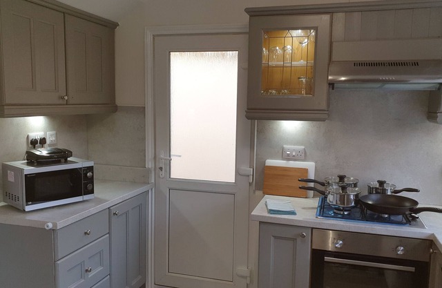 Self-catering 5✳entire house, off-street parking, 6 berth