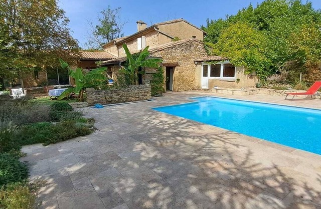 Self-catering cottage with swimming pool in the Drôme countryside