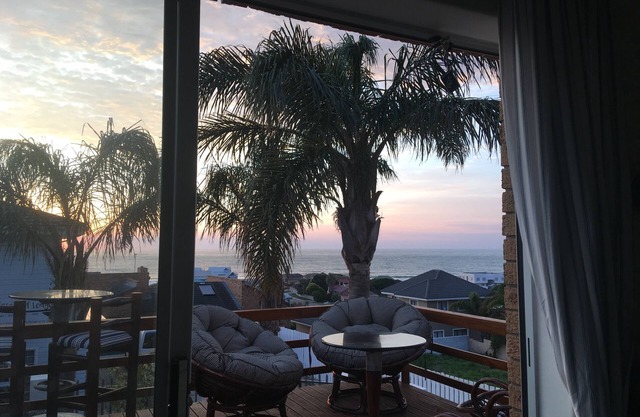 Self Catering Flatlet With A Stunning Sea View! Close To World Renowned