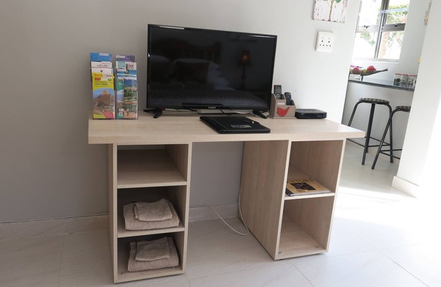 Self-catering, spacious Bachelors flat, WiFi, DSTV, garden-patio, secure parking