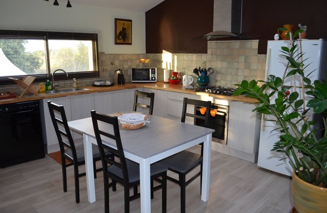 Self-contained apartment in large house with swimming pool, guaranteed peace and quiet