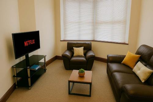 Self-Contained 1BR Flat with Free Parking & WiFi