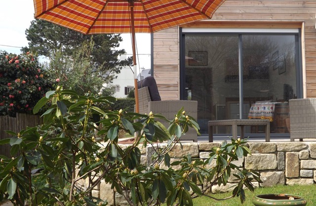 self-contained accommodation in a very quiet location - 1 km from beaches,