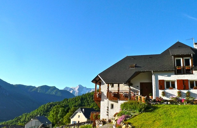 Self-contained apartment in architect-designed house, panoramic mountain view
