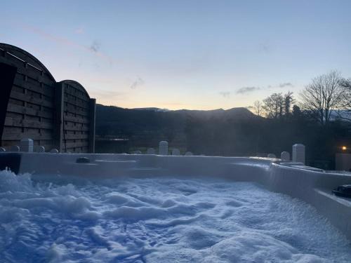 Semi Detached Cottage Snowdonia with hot tub