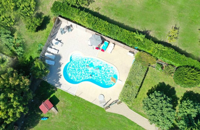 Semi-detached cottage with heated pool 5 km from the beach