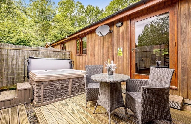 Semi-detached deluxe lodge offering the perfect romantic retreat for couples.
