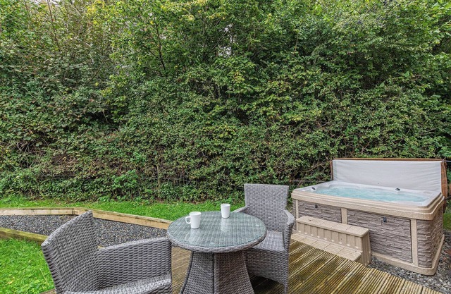 Semi-detached deluxe lodge offering the perfect romantic retreat.