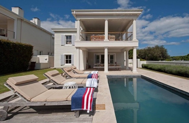 Sensational Beach House in Hermanus- No Loadshedding as Inverter installed