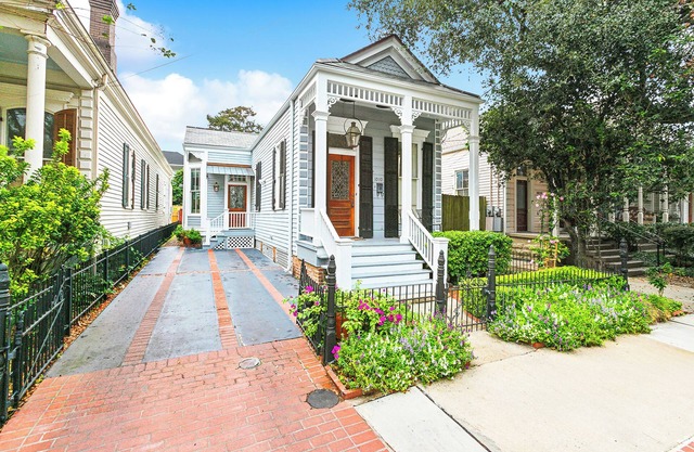 Separate-Entrance Exclusive Use Guest Suite-steps to Magazine St. & St. Charles