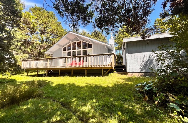 Serene 2-bedroom house with with short walk to beach in South Beach