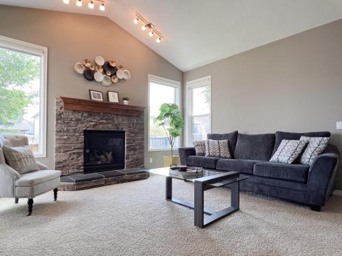 Serene and Secure Home Sweet Home with Office, 15 min to Airport, 20 min to Downtown, 90 min to Banff