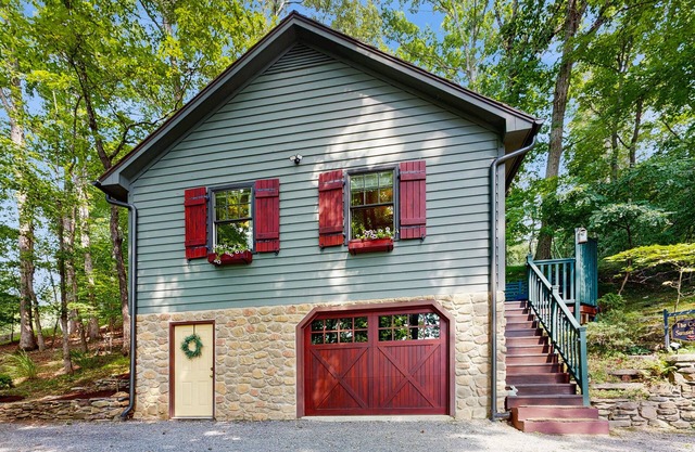 Serene cottage with fishing dock, lake views, deck, AC and kayak