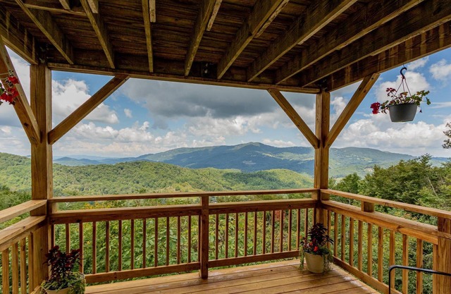 Serene & Cozy ★ Jetted Tub ★ Fireplace ★ Long Mountain view ★ Close 2 Resort
