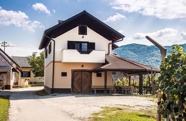 Serene Hollow Holiday Home with Mountain View - Two Bedroom Holiday Home with Mountain View