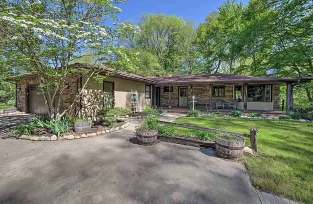 Serene Home with Fire pit, Gas Grill, WIFI & Close to Beach