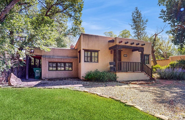 Serene home with mountain views & backyard - walk to Taos Plaza
