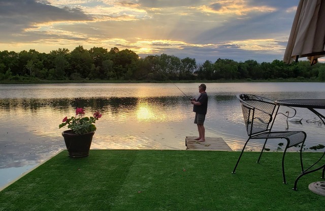 Serene Lake/Fishing Retreat w/outdoor hot tub and indoor Jaccuzzi
