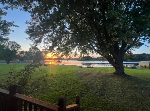 Serene Lakefront Getaway
