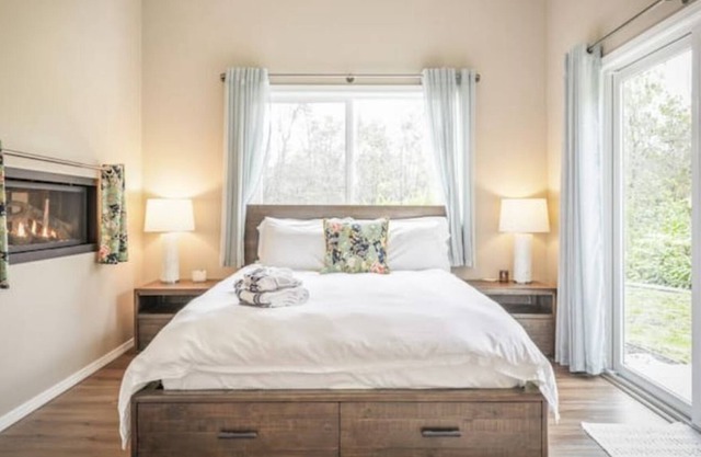 Serene Modern Escape w/ fireplace + outdoor shower