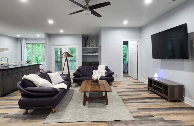 Serene Retreat in Waxhaw: Steps Away from Downtown Delights!