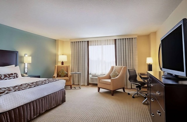Serene Retreat Near Georgia Aquarium! Pet-friendly Property, Outdoor Pool!