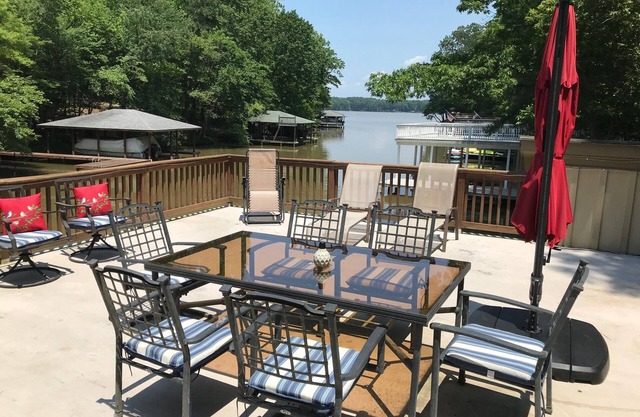 Serene spacious luxury lake front in quiet main lake cove