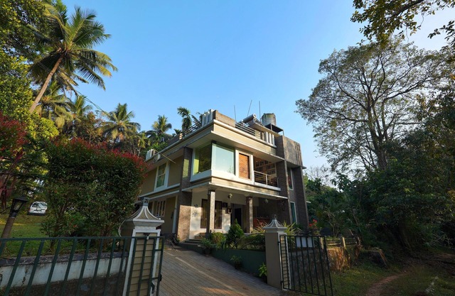 "serene Stream: 5-bed Luxury Haven Near Athirappilly"