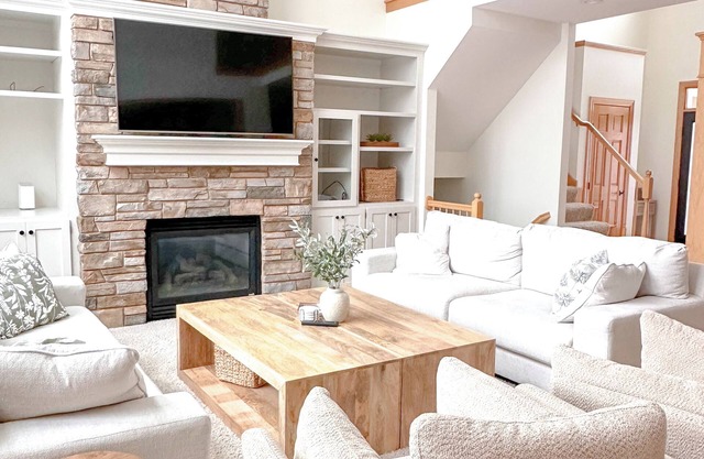 Serene Suburban Retreat with Hot Tub next to the Super Rink, 3M Open and USA Cup